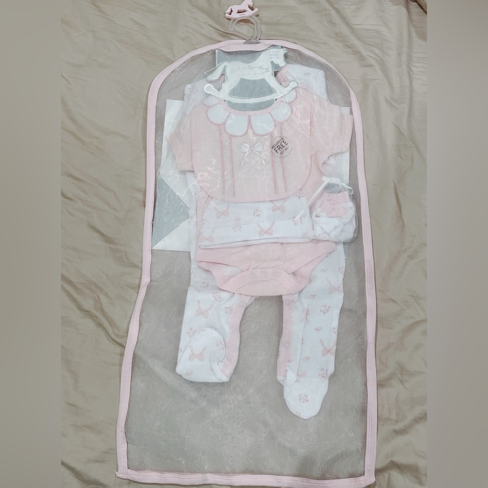 Rock a Bye Baby Boutique 5 piece gift set (2 bodysuits, hat, mitts, bib)